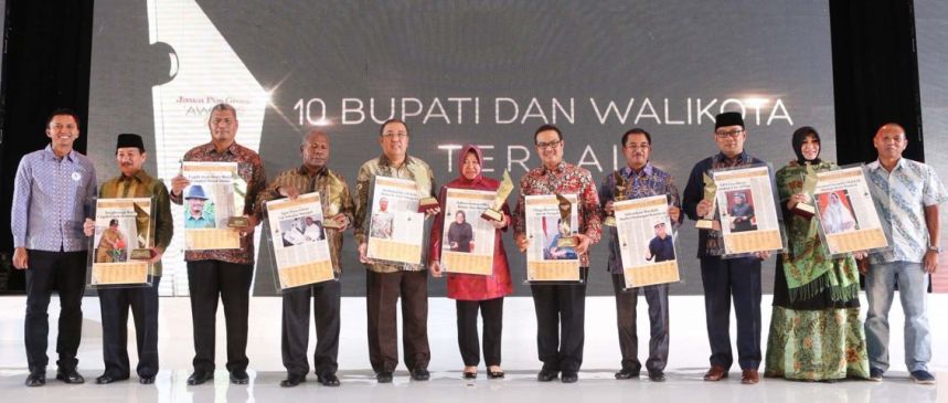 Kepala Daerah, Atlet dan Artis Terima Penghargaan dari Jawa Pos Jawa Pos Group Awards 2016