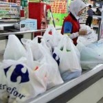 Bayar Rp 500, Konsumen Tanggung Beban Penggunaan Kantong Plastik