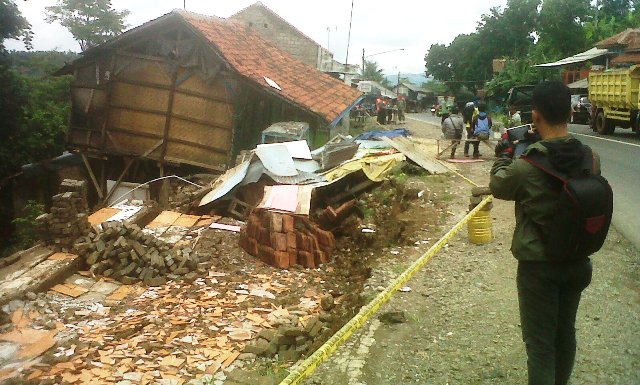 Terdampak Hujan, 2 Rumah Ambruk Warga Diungsikan Rumah Ambruk