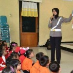 Polwan mengajar PAUD