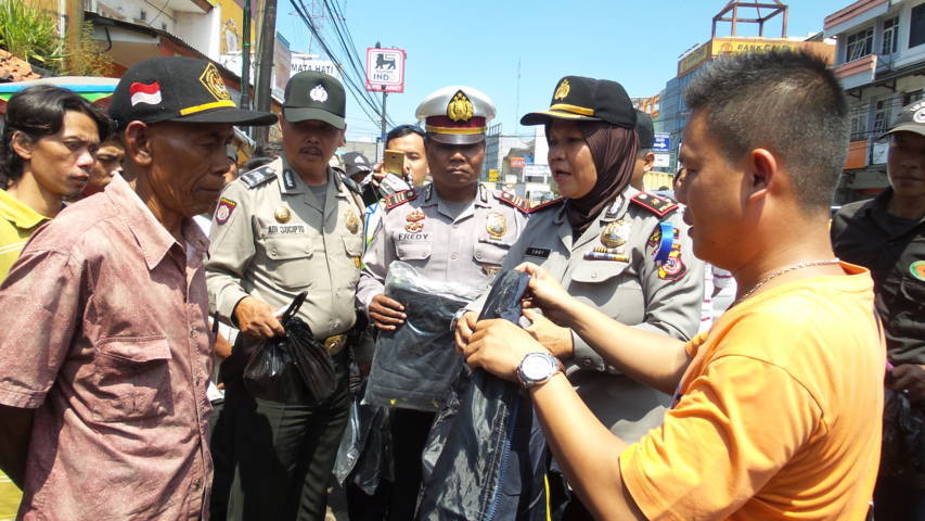 Operasi Simpatik Polsek Margahayu Apresiasi Pengayuh Becak Apresiasi Pengayuh Becak