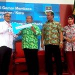 Darus memberikan kunci mobil untuk Disparbud KBB