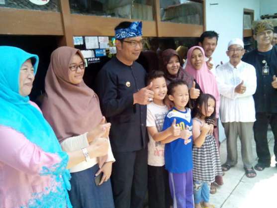 Emil santuni warga