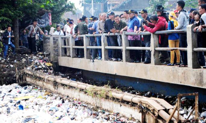 Gubernur Meninjau Sampah