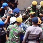 Evakuasi TATANG SUTISNA/CIANJUR EKSPRES EVAKUASI TERAKHIR: Petugas gabungan saat melakuan evakuasi Meilinawati alias dr Meytertimpa bangunan Hotel Hotel Club Bali di Kawasan Kota Bunga Desa Batulawang Kecamatan Cipanas, Kabupaten Cianjur, kemarin (10/3). Setidaknya sebelas orang tertimbun dengan tiga di antaranya meninggal dunia terkena reruntuhan bangunan.