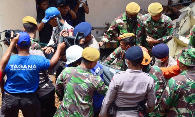Evakuasi TATANG SUTISNA/CIANJUR EKSPRES EVAKUASI TERAKHIR: Petugas gabungan saat melakuan evakuasi Meilinawati alias dr Meytertimpa bangunan Hotel Hotel Club Bali di Kawasan Kota Bunga Desa Batulawang Kecamatan Cipanas, Kabupaten Cianjur, kemarin (10/3). Setidaknya sebelas orang tertimbun dengan tiga di antaranya meninggal dunia terkena reruntuhan bangunan.