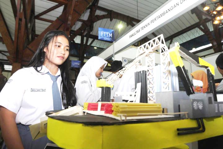 100 Karya Penelitian Meriahkan Pameran Teknologi ITB Pameran Teknologi ITB