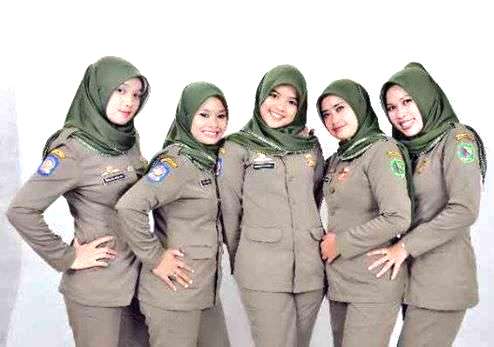 Tak Sekadar Tebar Senyum, Kini Jaga Gerbang dan Kendaraan SRIKANDI SATPOL