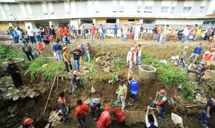 Benteng Rusunami Grand Asia Afrika Roboh, Satu Anak Terluka Benteng Rusunami Grand Asia Afrika Roboh, Satu Anak Terluka