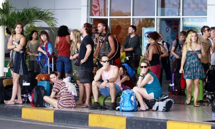 Turis-Pemburu-gerhana