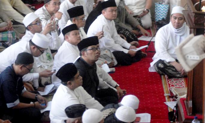 Emil Saksikan Gerhana Matahari di Alun-alun Bandung emil salat gerhana