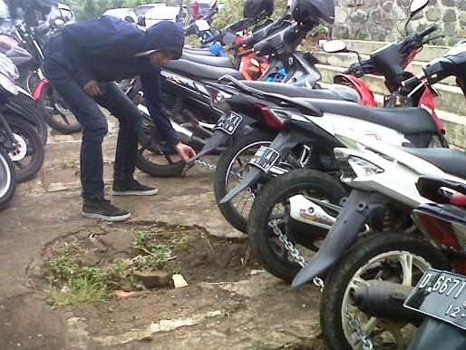 gembok motor parkir liar