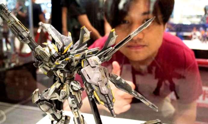 Asiknya Merakit Gundam