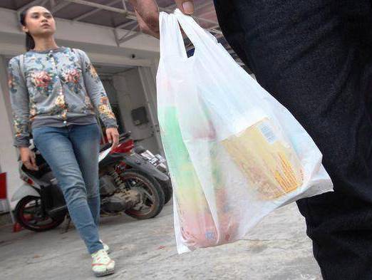 Warga Pertanyakan Kantong Plastik Berbayar plastik berbayar
