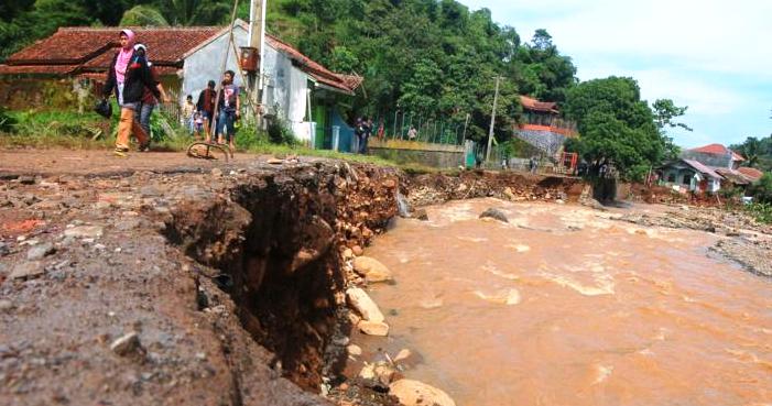 Bandung Belum Bebas Bencana Akses Jalan Terputus