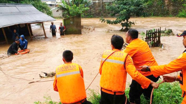 Rendam Rumah Milik 894 kk, Banjir Bandang Terjang Cicadas Banjir bandang bandungekspres