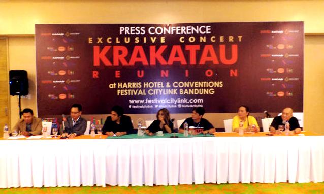 Grup musik Krakatau Obati Rasa Rindu Penggemar Exclusive Concert Krakatau Reunion