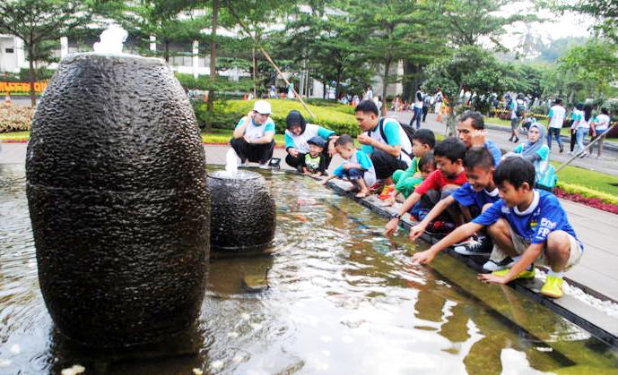 Warga Antusias Nikmati Taman dan Pepohonan di Gedung Sate Gedung Sate