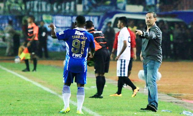 Aroma Pertandingan Saling ”Sikut Mantan”