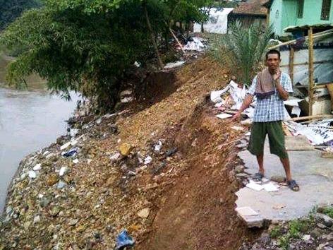 Tebing Anak Sungai Citarum Amrol