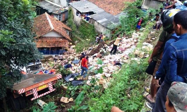 Truk Nyaris Timpa Pemukiman