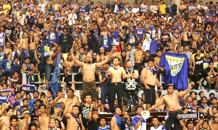 TOTALITAS: Bobotoh saat menyaksikan laga final laga final ISL 2014 di Stadion Gelora Sriwijaya Jakabaring Palembang. Sementara itu, lebih dari 40 ribu bobotoh akan memadati Stadion Gelora Bung Karno hari ini.