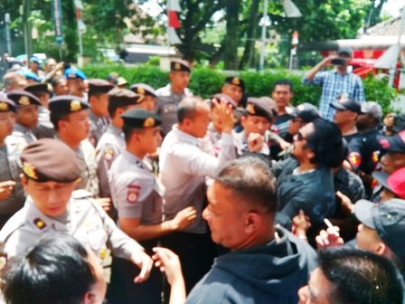 Eksekusi Rumah Ormas Diwarnai Adu Mulut Eksekusi Rumah Ormas Diwarnai Adu Mulut