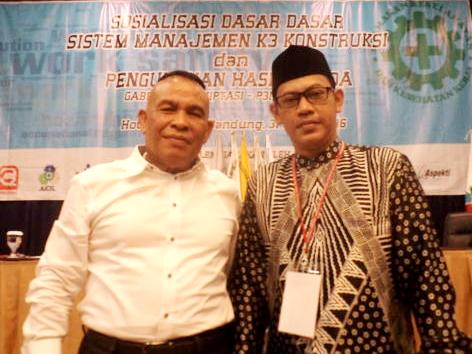 ketua aksi kota bandung yusup memakai batik bersama ketua 3 lpkj Bachtiar