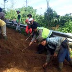 Terdampak Pengerjaan Proyek, Longsor Timpa Dua Warung Tanaman