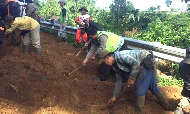 Longsor Jalan Ciputri