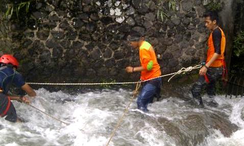 pencarian korban banjir bandang cimaung