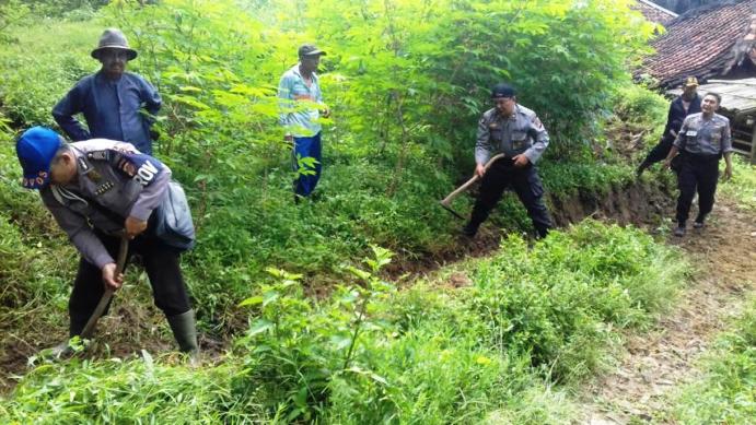 penutupan retakan tanah di Kampung Dengkeung