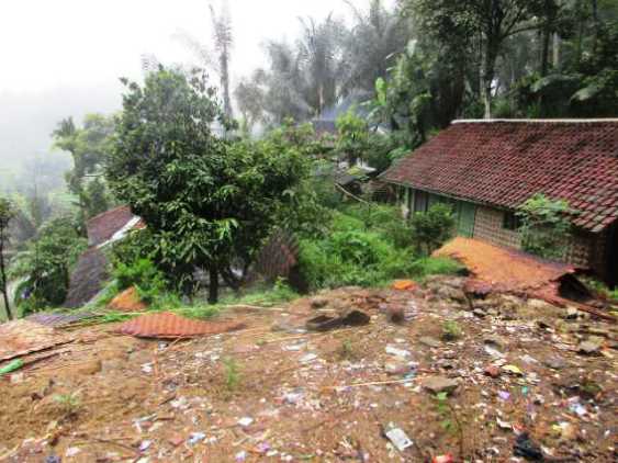 perdeseran tanah kampung dengkeung