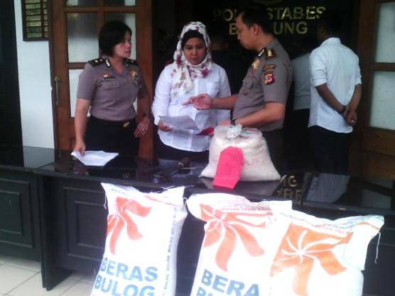 Dapat Untung dari Raskin, Oknum Sopir Lubangi Karung