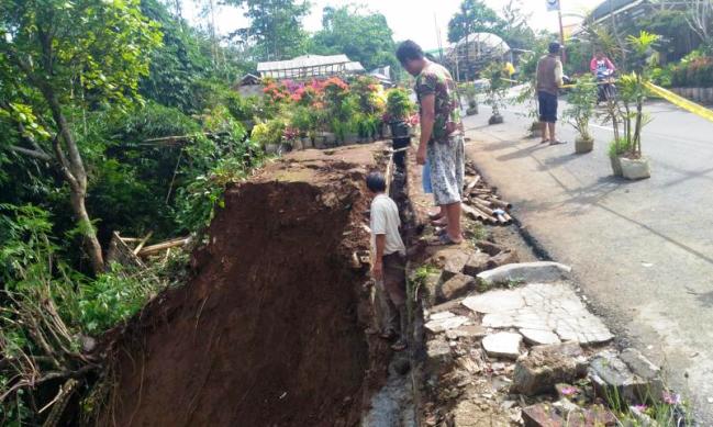 Khawatir Retakan Bakal Makin Besar retakan tanah