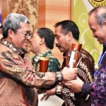 sekda terima penghargaan -