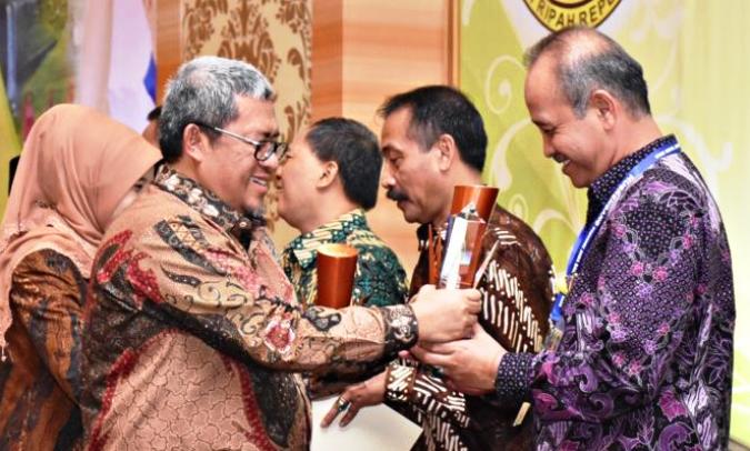 sekda terima penghargaan -