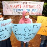 Aksi Warga Cisaranten Tolak TPS