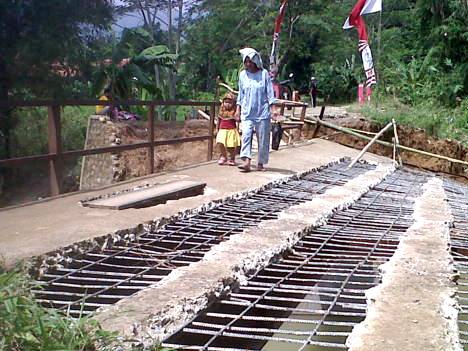 Segera Rampungkan Jembatan Sementara jembatan