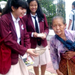 Siswi Bagikan Nasi Bungkus