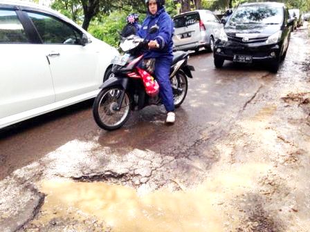 Jalur Alternatif bandung-lembang Rusak Parah