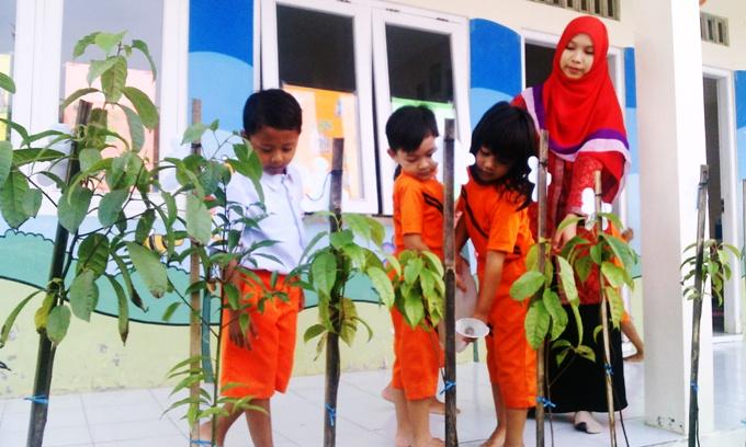 ajari-anak-tanam-pohon