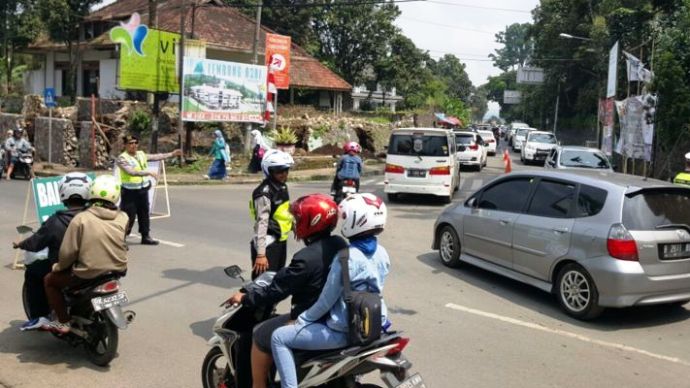 Arus Lalu Lintas Tersendat Imbas Keramaian Objek Wisata macet-kbb