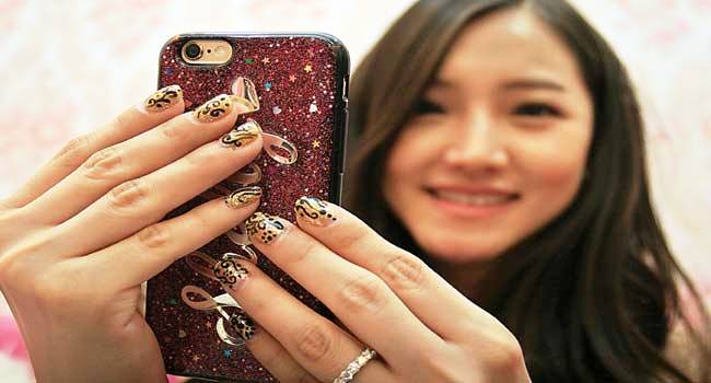 Berani Tampil Anggun dengan Kuteks Kuku Motif Batik nailart