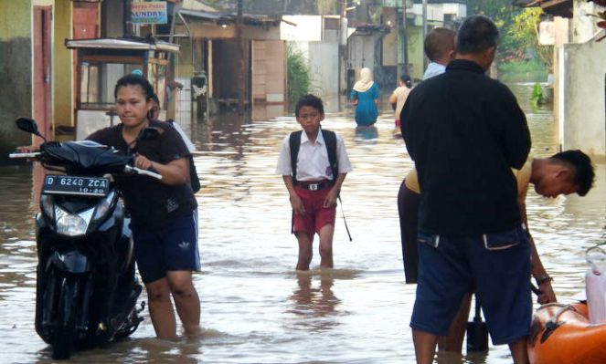 Unas Terakhir Kebanjiran, Siswa Terpaksa Harus Pindah Kelas unas-kebanjiran