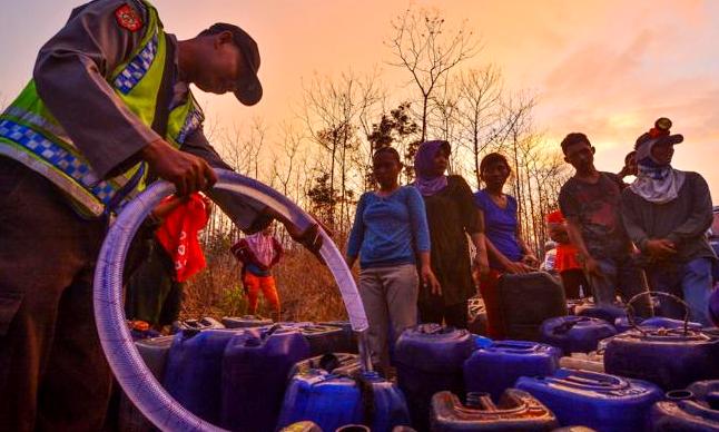 Warga Talegong Kesulitan Air Bersih ANTRI-AIR