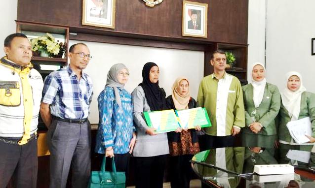 Dua Pekerja Bandung Terima JKK dan JHT BPJS-TK