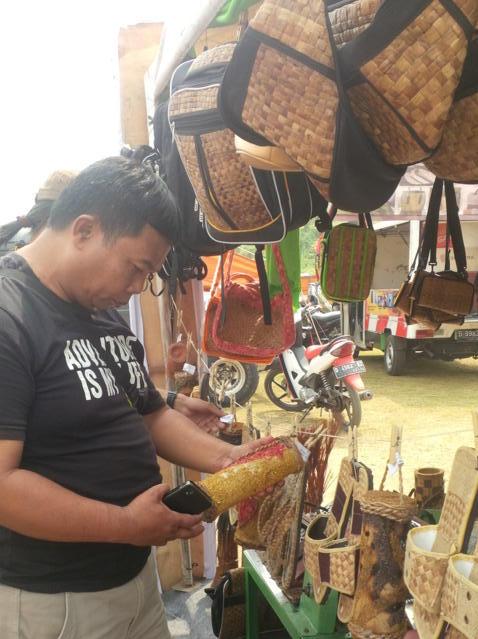 Kerajinan Tangan dari Eceng Gondok