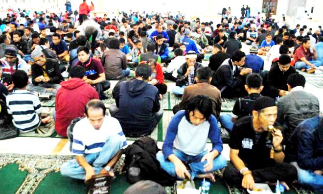 Masjid Raya Bandung Sediakan Takjil