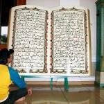 Membaca Al-Qur'an kayu di Masjid Agung Sumedang. Foto adji -